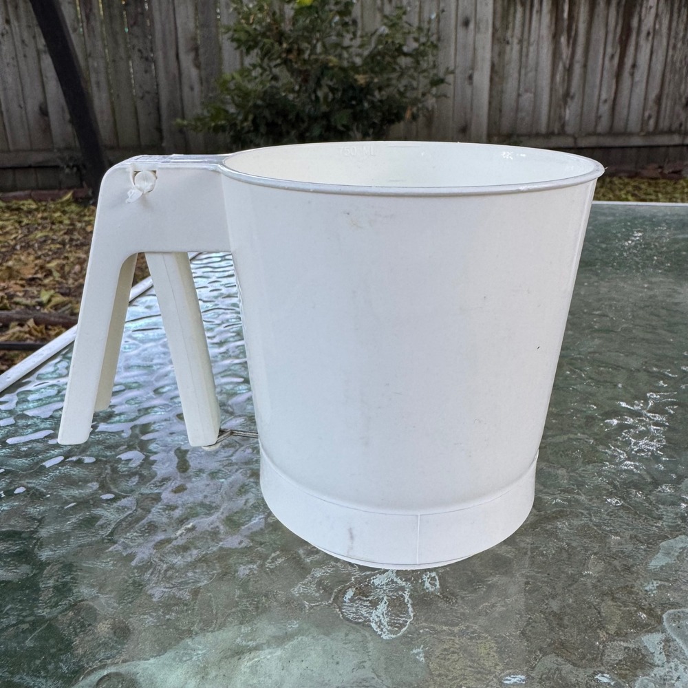 Vintage EKCO USA White Plastic Flour Sifter 3 Cup Manual Squeeze Handle